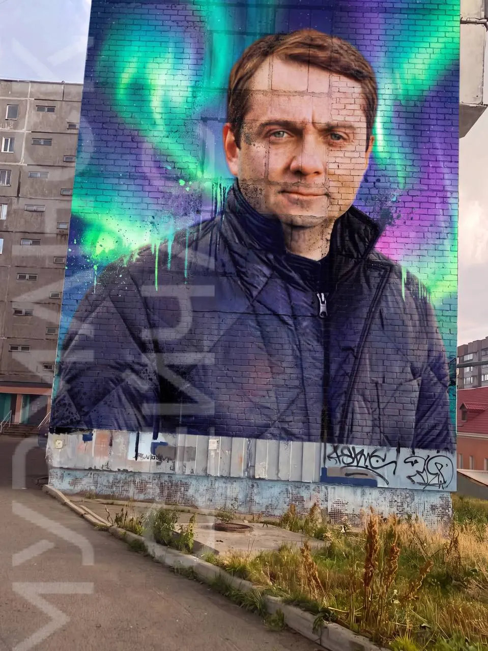 Жители дома на Сивко, 9 третий год просят нанести мурал с портретом губернатора: инициативу ранее поддерживала депутат, но проект не реализовали из‑за организационных и технических вопросов.