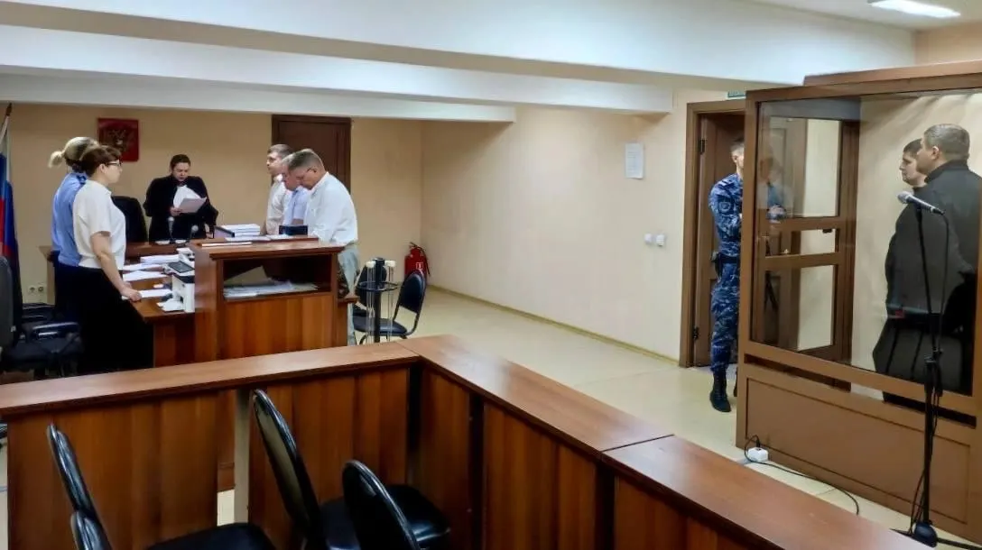 В Прокопьевске начался суд по делу о пожаре в бане 31 января, в котором погибли пятеро подростков. Собственник здания признал вину; следствие указывает на нарушения правил пожарной безопасности.