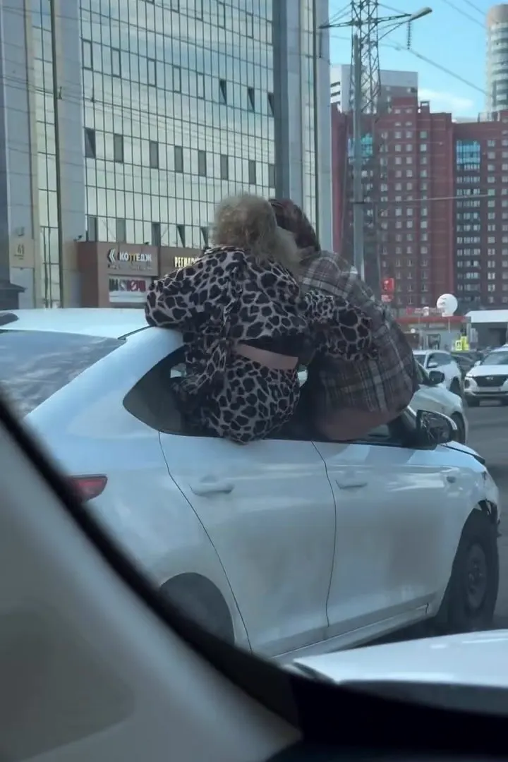 В Самаре две пассажирки катались по городу, высунувшись из окна автомобиля, и распивали пиво. Водителю позже оформили два административных протокола.