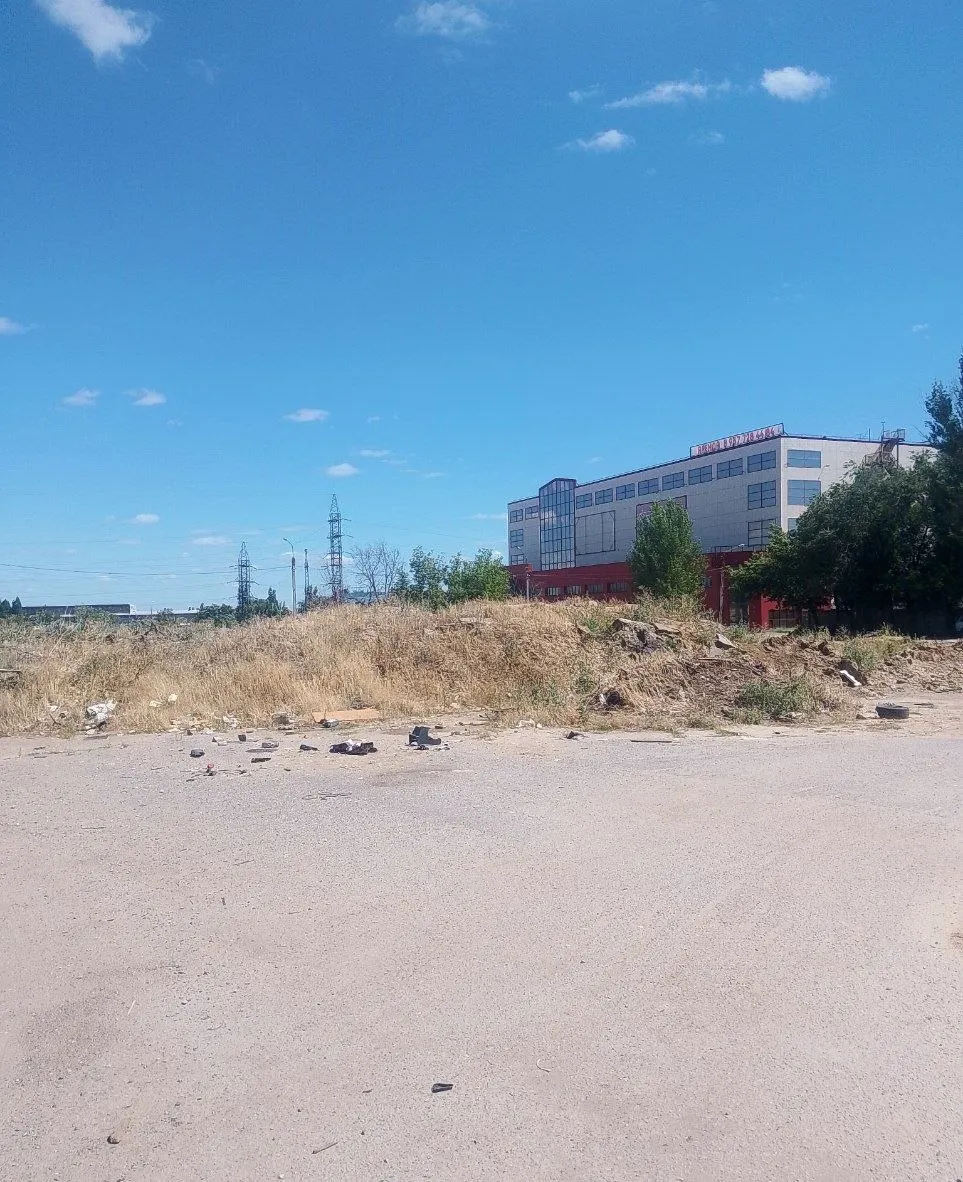 На месте бывшего авторынка на пустыре образовались горы мусора: среди отходов — куски асфальта и старые покрышки. Жители требуют реакции властей и уборки территории.