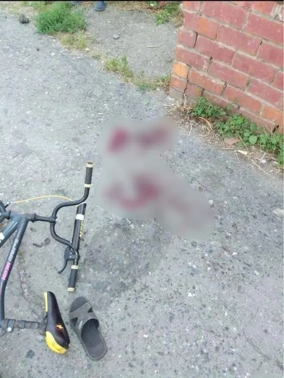 Четырёхкилограммовый кирпич, по данным очевидцев, бросили с третьего этажа. Ребёнок в реанимации, полиция проводит проверку.