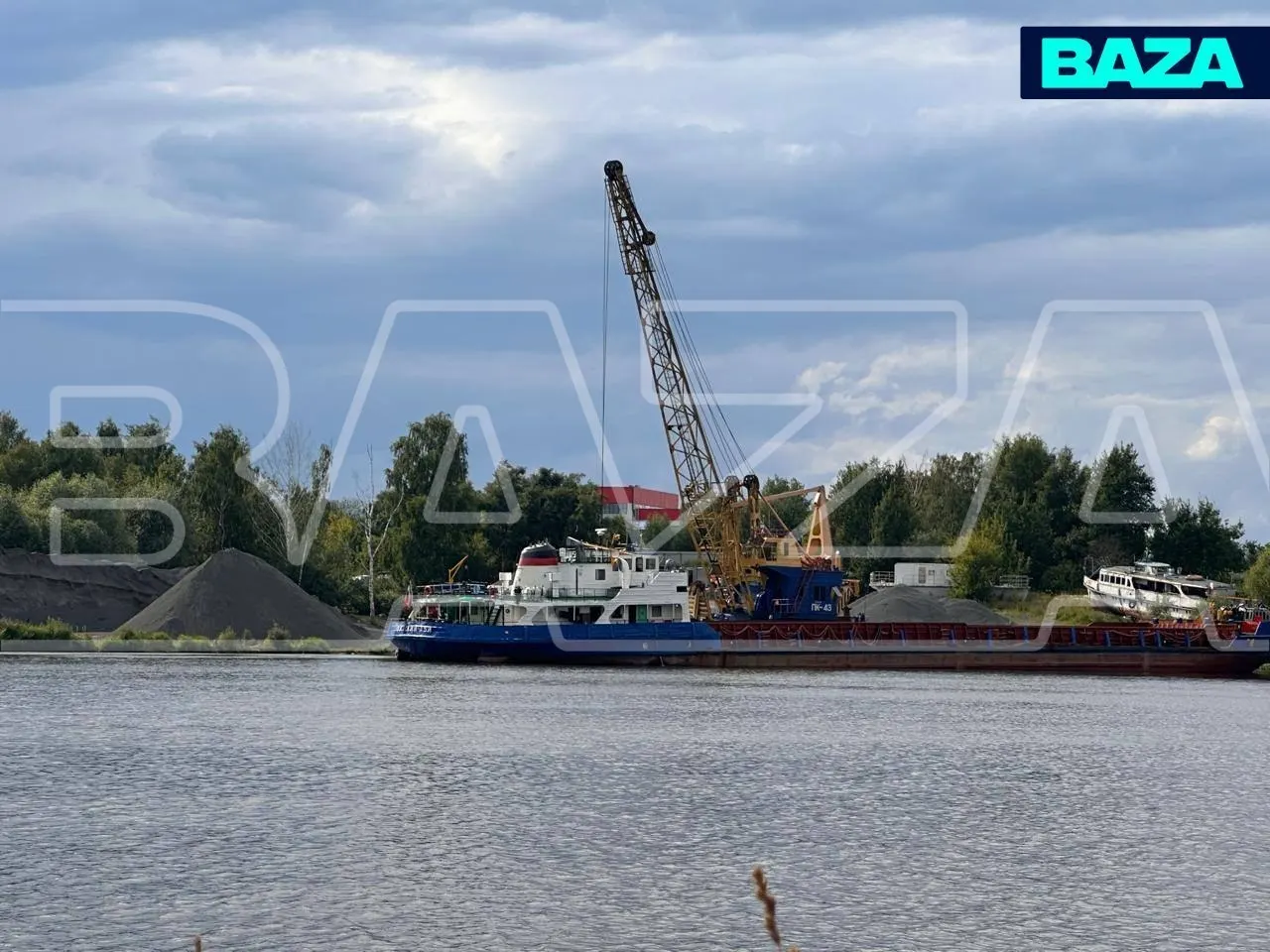 В Клязьминском водохранилище баржа сел на мель и перегородила проход в гавань — инцидент обострил противостояние жителей и застройщика вокруг строительства цементного завода в санитарной зоне.