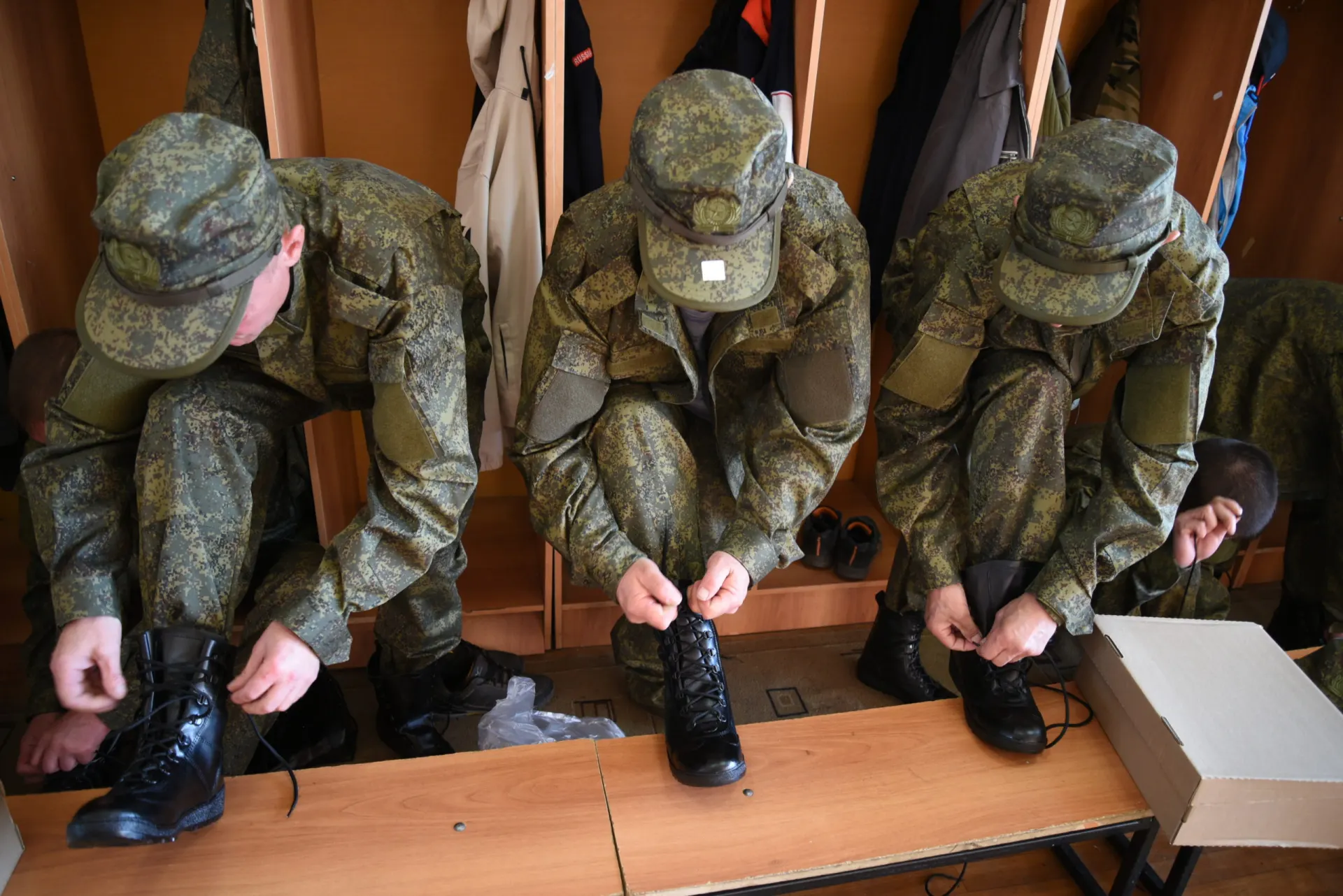 Уходящий посол Германии предупредил о слухах в столице о возможном новом призыве после думских выборов. Власти якобы рассматривают вариант мобилизации на фоне падения набора контрактников; с 1 января действует круглогодичный порядок медкомиссий для призыва.