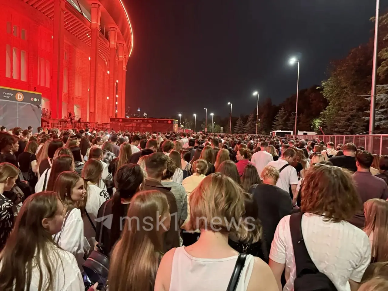 После&nbsp;концерта в&nbsp;«Лужниках» закрыли метро&nbsp;— люди идут к&nbsp;«Спортивной»