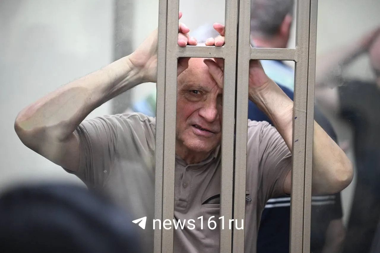 Суд назначил от 7,5 до 16 лет лишения свободы и крупные штрафы нескольким фигурантам; время в СИЗО и под домашним арестом им зачли.