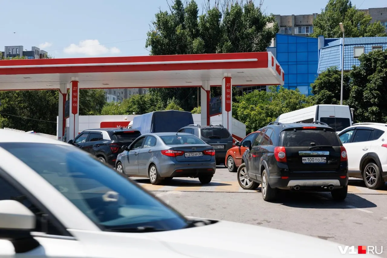 После недавних изменений лимитов на продажу топлива волгоградские автолюбители сообщают о возвращении популярных марок бензина и сокращении очередей на автозаправках.