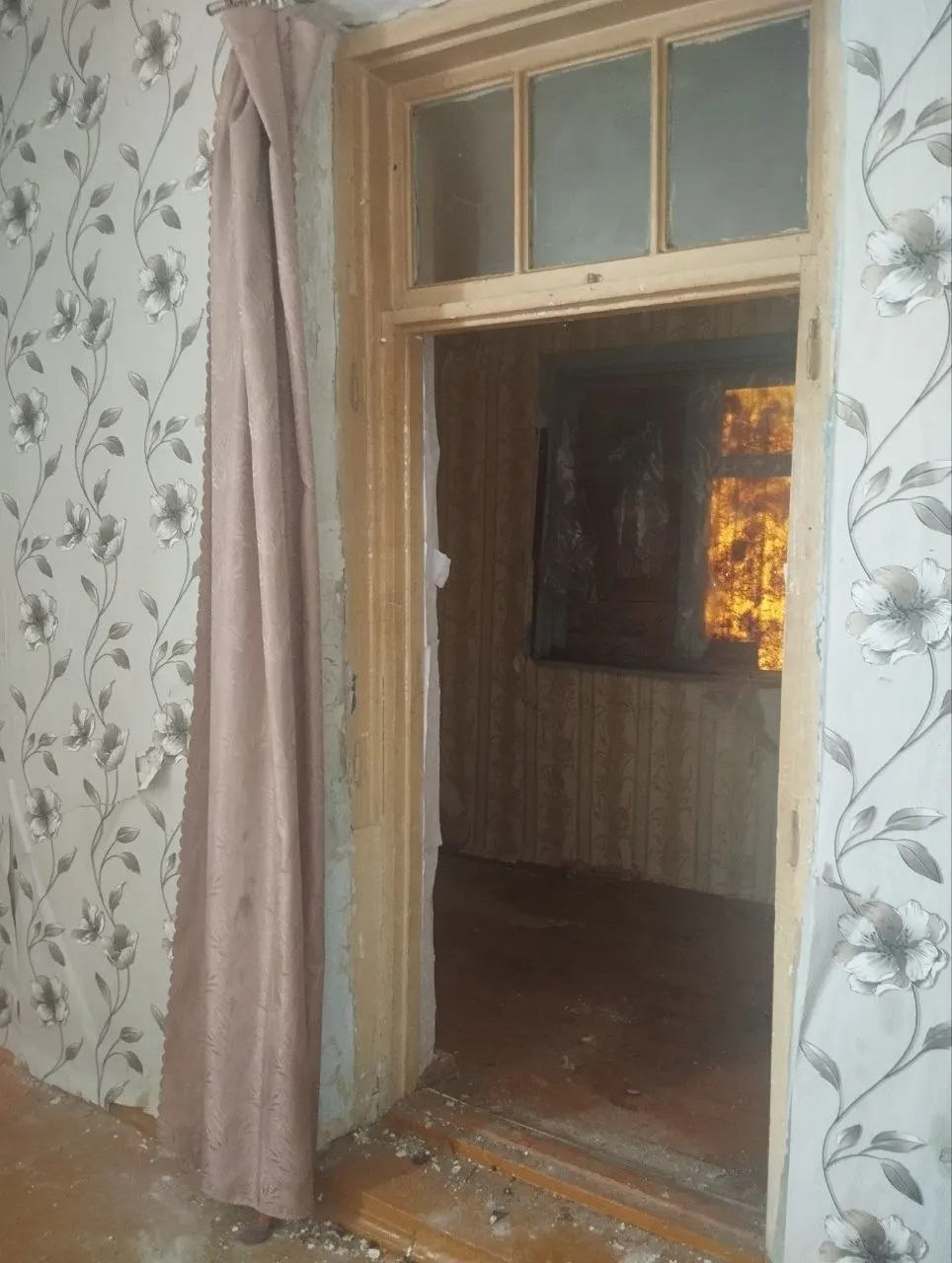 Жительница Туапсе с ребёнком остаются без жилья уже восемь месяцев: после ноябрьского удара БПЛА разрушена квартира и крыша, а обещанное восстановление и временное жильё так и не предоставлены.