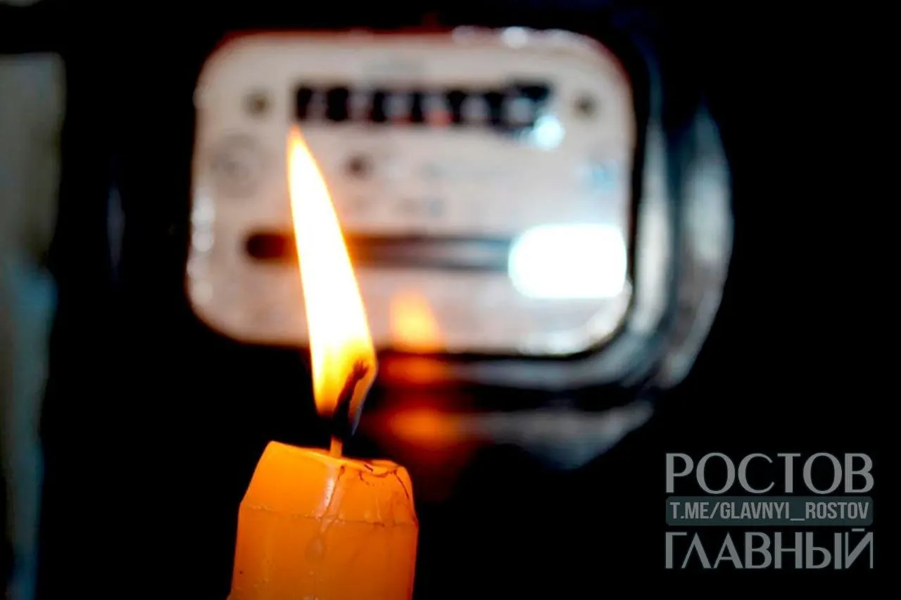 С 11:00 в домах на улицах Стабильная, 11 и Жмайлова, 4/3 отключили электричество; из‑за неработающих насосов также пропала холодная вода, жители жалуются, что аварийные службы не отвечают.