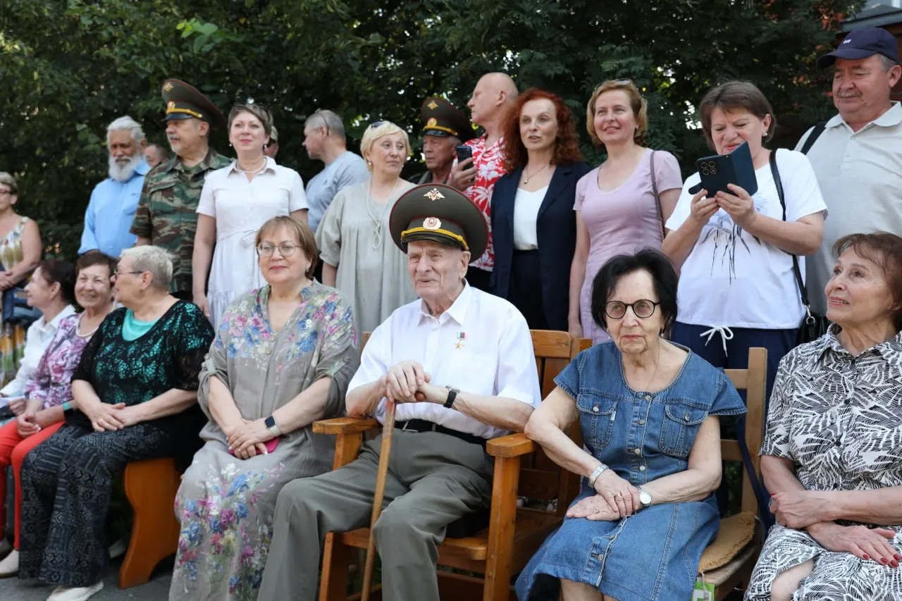 Знаменитый нейрохирург посвятил жизнь медицине: более 30 лет возглавлял Свердловский областной клинический госпиталь для ветеранов, учреждение ныне носит его имя.