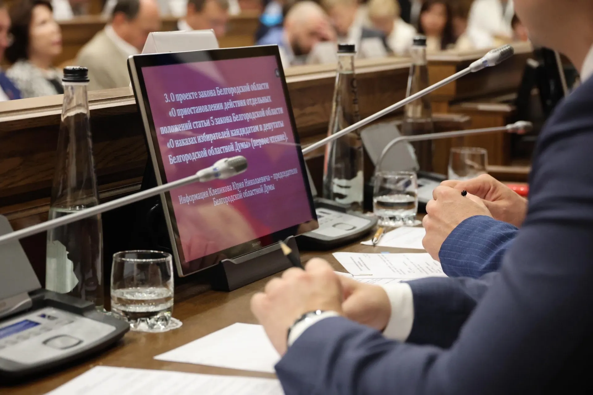 Из‑за дефицита бюджета депутаты отказались от части наказов избирателей на 100 млн рублей и направили высвобожденные средства на закупку модульных укрытий для обеспечения безопасности жителей региона.