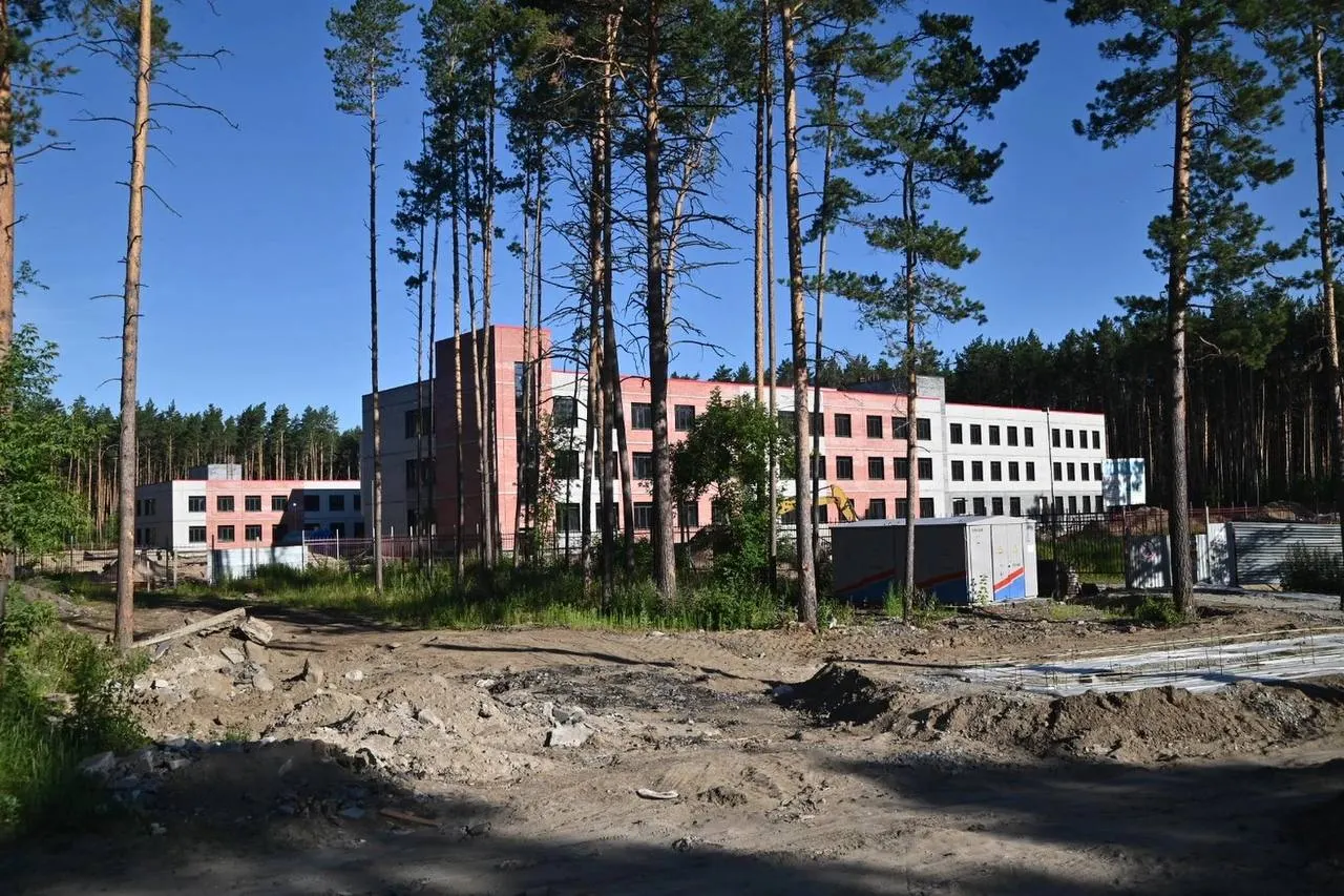 В Кудряшовском возводят школу на 550 мест — ввод объекта запланирован на лето 2027 года. Параллельно прорабатывают подъезды, транспорт и благоустройство территории.