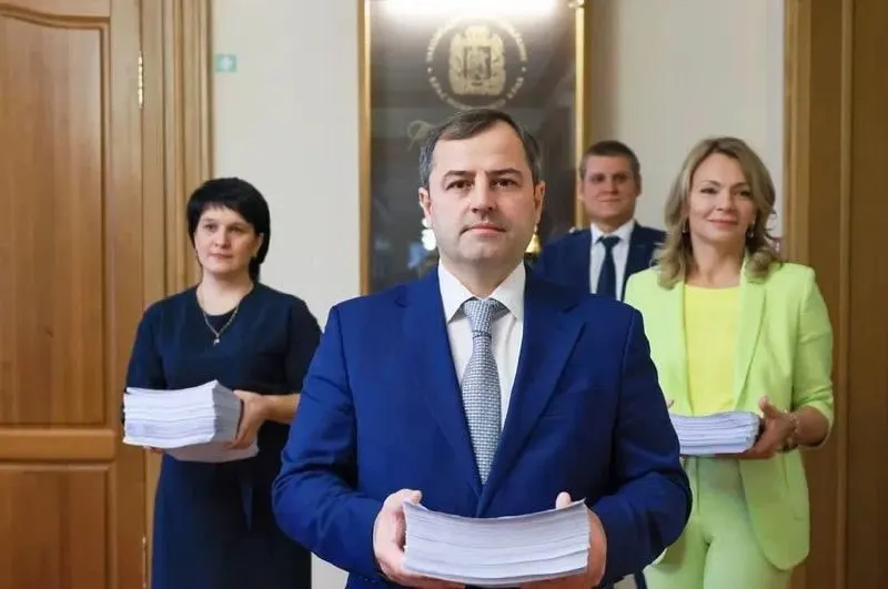 Депутаты Заксобрания утвердили кандидатуру Владимира Бахаря 9 июля. Он приступит к обязанностям 1 августа; ранее Бахарь возглавлял краевой Минфин с 2013 года и намерен усилить проверки и повысить эффективность использования госресурсов.