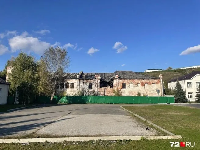 Городской департамент имущественных отношений требует расторжения договора купли‑продажи: по его мнению покупатель не выполнил сроки по научно‑исследовательским и реставрационным работам для зданий на Базарной площади.