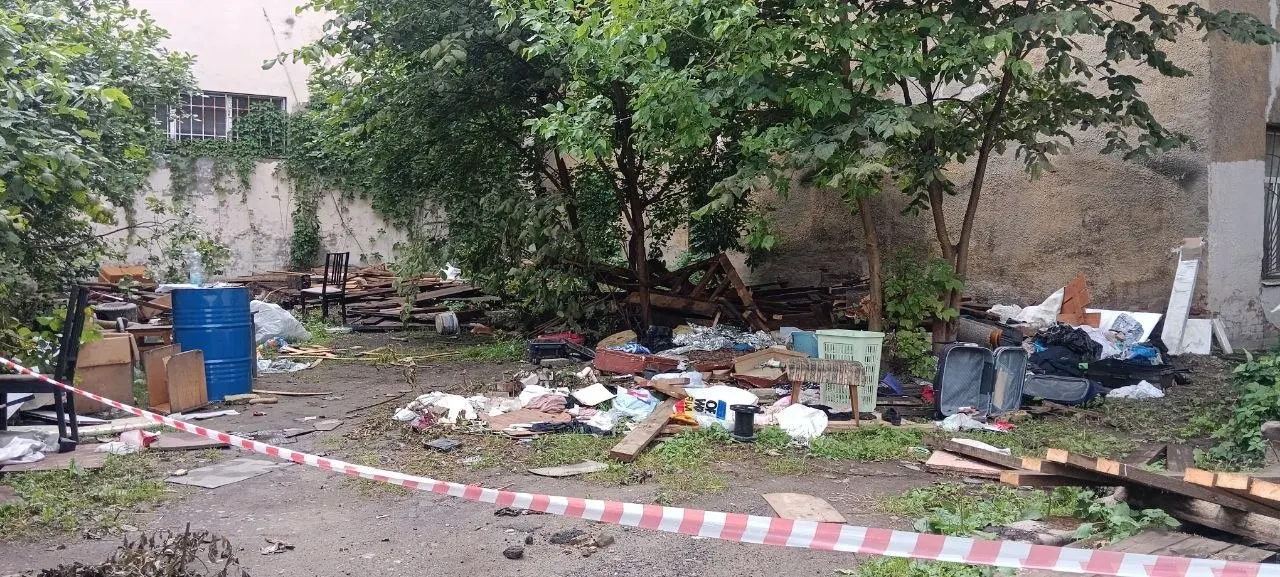 На Васильевском острове разобрали постройки, где располагалась галерея «Гараж». Художница Марина Абаджева планирует открыть мобильную галерею «Ах в кустах!» и устроить прощальное мероприятие на месте бывшего гаражного двора.