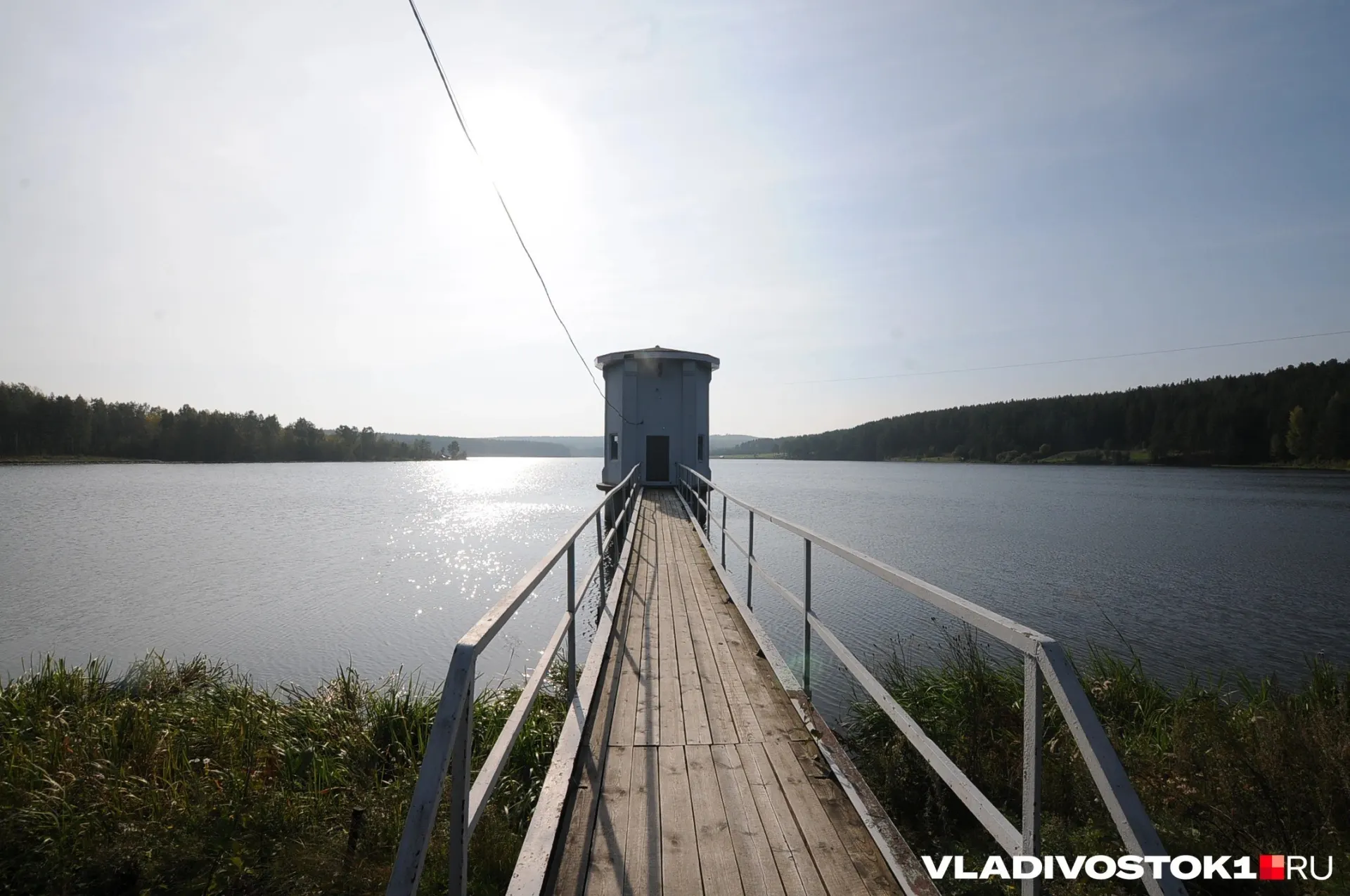 Грунт попал в Волчанецкое водохранилище 14–15 июля, пробы показали превышение параметров; подачу воды временно приостановили, восстановлением и перерасчётом платы занимается прокуратура.