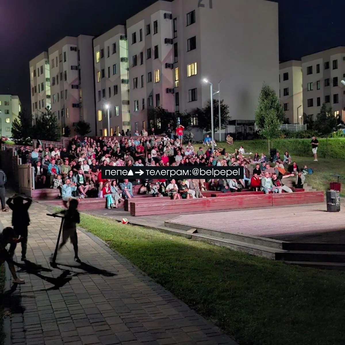 В микрорайоне Новая Жизнь люди собрались на открытом воздухе, чтобы совместно посмотреть финал чемпионата мира по футболу — Испания победила Аргентину 1:0, единственный гол забил Ферран Торрес во втором дополнительном тайме.
