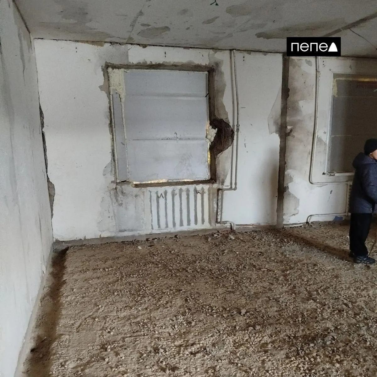 После налёта дрона квартира на Борисовской оказалась разрушена. Подрядчик забрал оставшиеся деньги из благотворительного фонда и прекратил работы; нового исполнителя и финансирования пока нет, а жильцы остаются без ремонта и отопления.