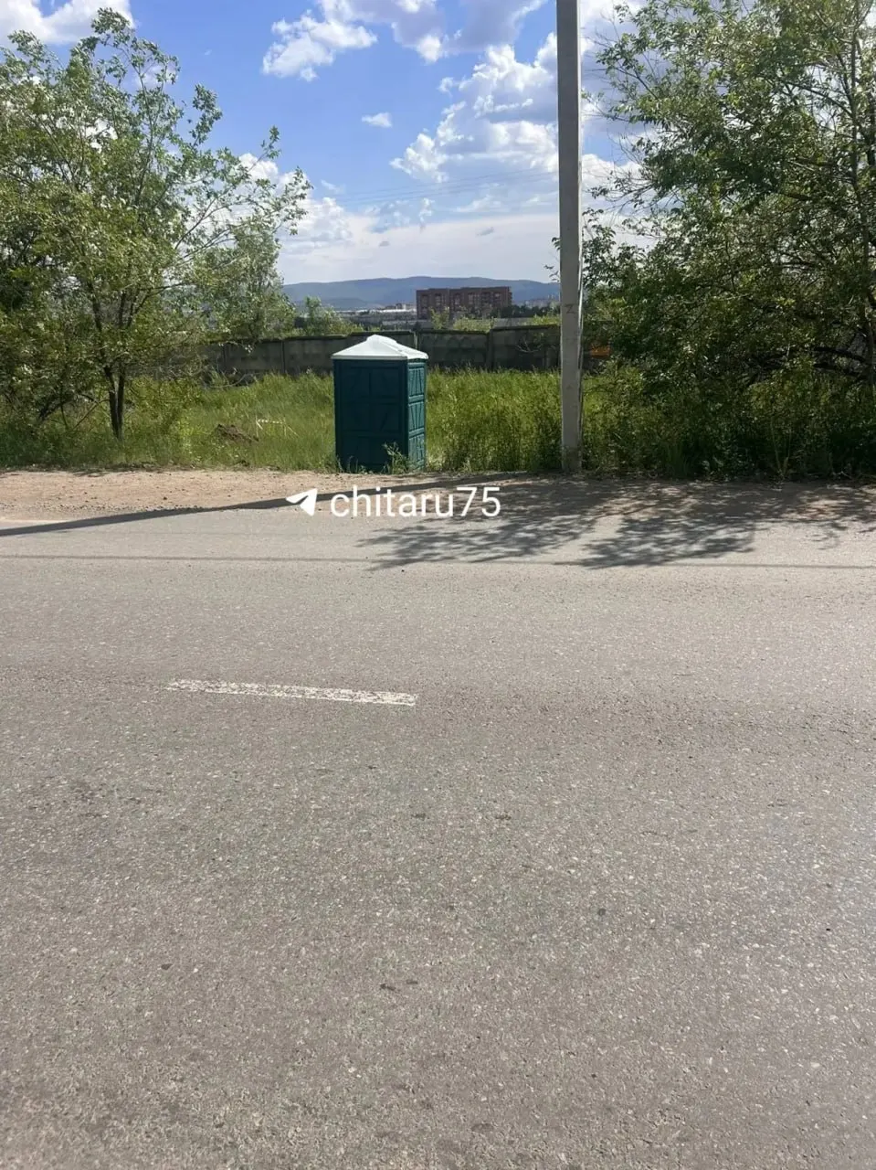 Кабина поставлена напротив магазина на Космонавтов, 20 — для водителей, ожидающих своей очереди на заправке. Точное число установленных туалетов пока неизвестно.
