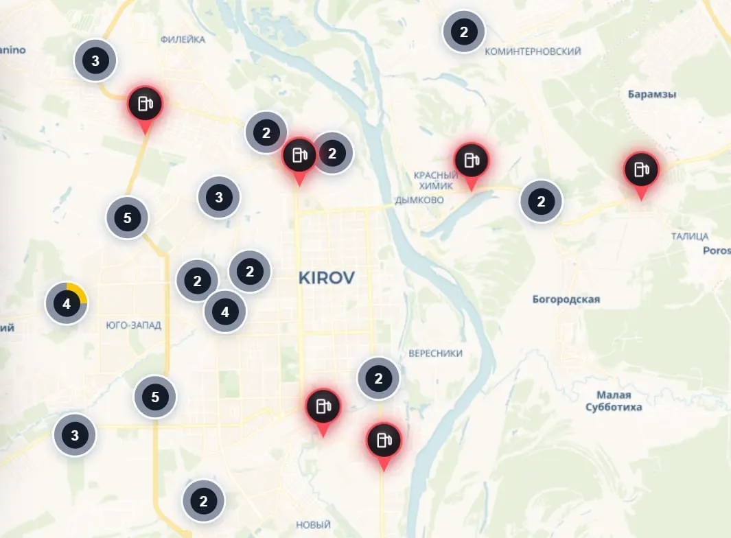 В Кирове, где живут почти 470 тысяч человек, топливо продают лишь на трёх АЗС — по сообщениям водителей на всех трёх бензин заканчивается.
