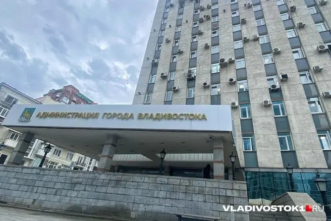 Дума Владивостока большинством голосов переизбрала действующего мэра Константина Шестакова на пятилетний срок. Голосование прошло в обновлённом формате — кандидатуры представил губернатор, депутаты утвердили одну из них открытым голосованием. В приоритетах нового срока — реализация мастер‑плана, развитие транспорта, благоустройство и модернизация дорог.