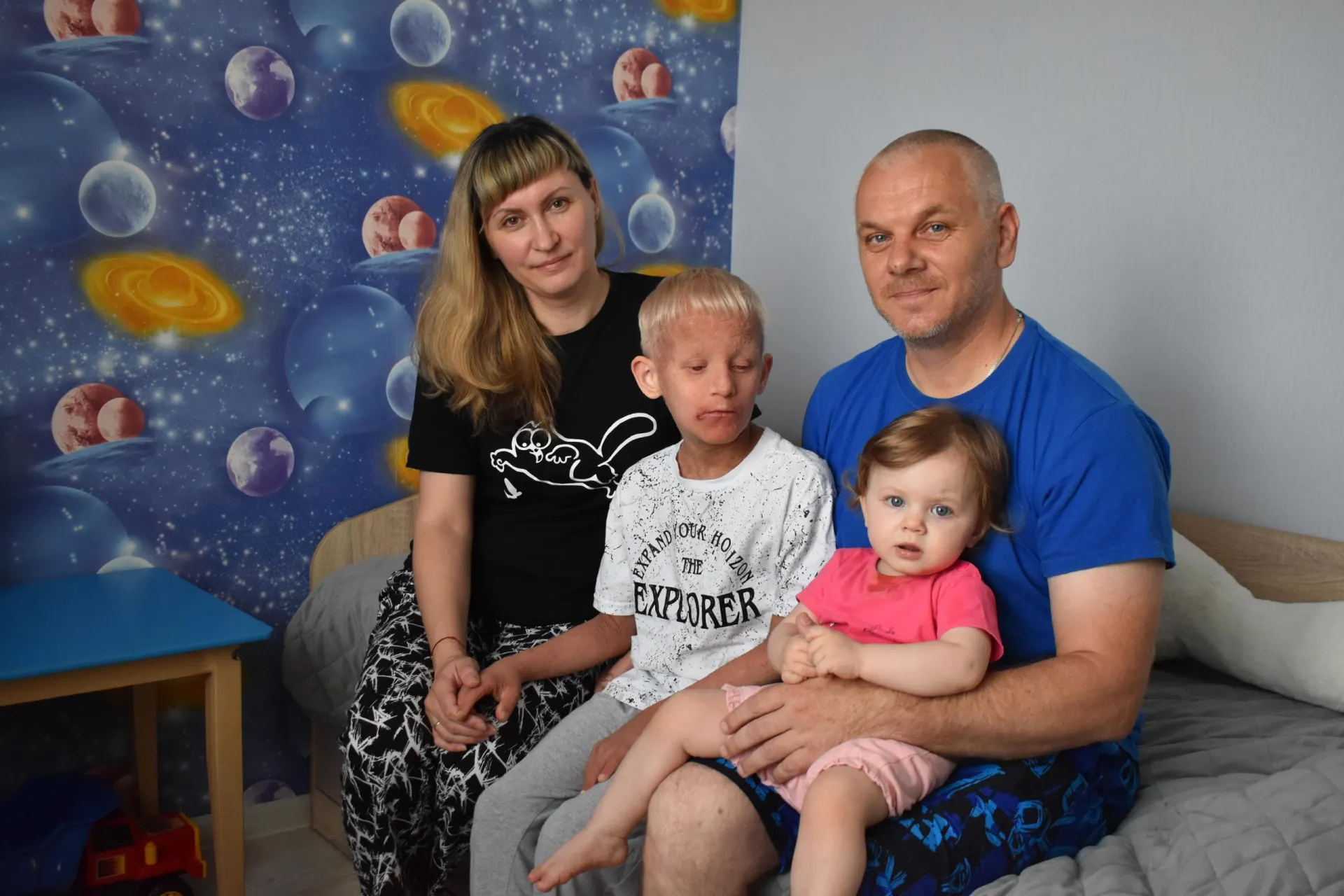 8-летний Дима почти не слышит и плохо видит, но любит игры и гостей; родители ежедневно тратят около трёх часов на уход за его тонкой и чувствительной кожей.