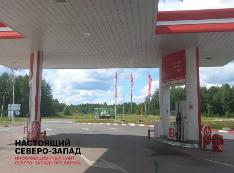 В поселке Вожега (Вологодская область) на местной АЗС отсутствует бензин АИ‑95 уже пять дней; жители обеспокоены и просят разъяснений от властей о сроках поставок и планах действий.