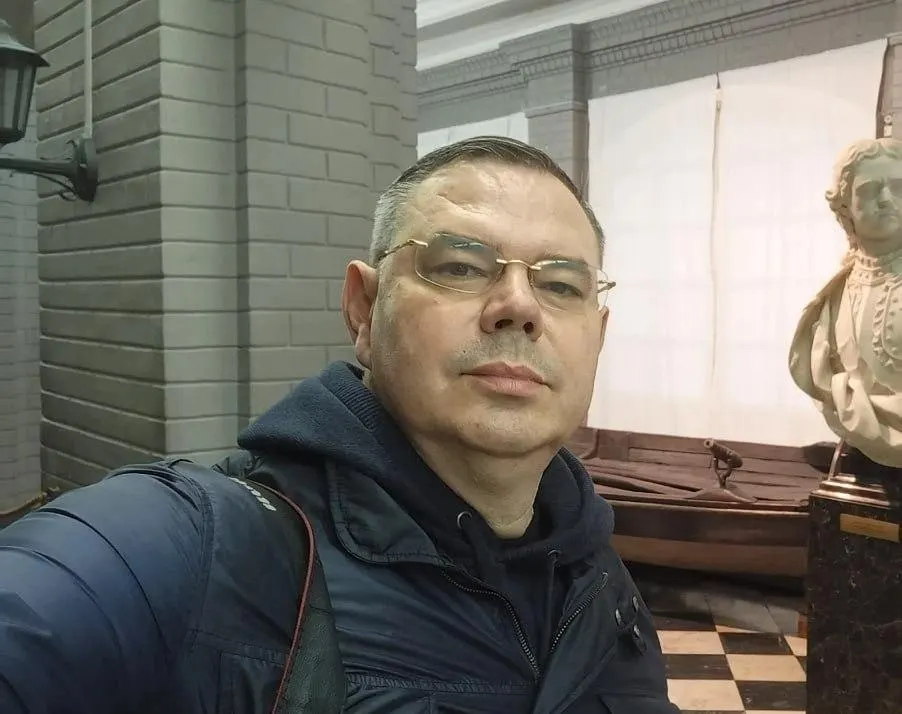 Первое закрытое заседание состоялось 20 июля. Подсудимый, находящийся в СИЗО более года, отрицает вину; следующее заседание назначено на 8 сентября.