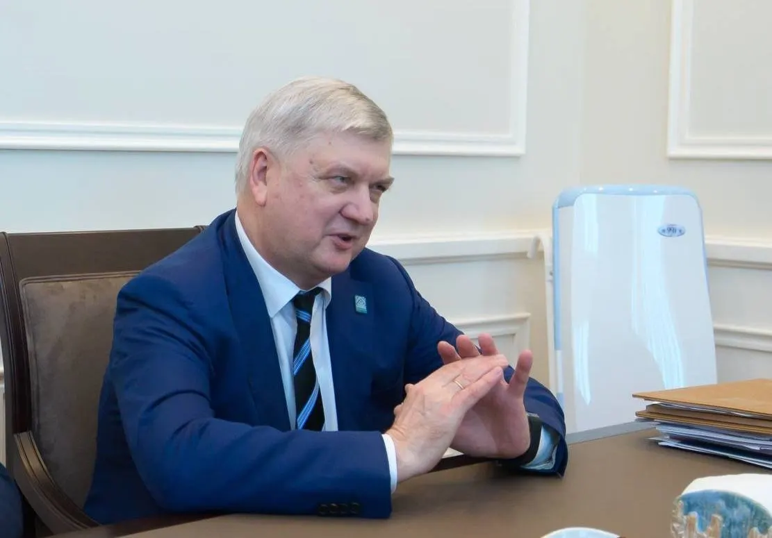 В регионе сократилась обеспеченность бензином — на отдельных заправках ввели ограничения на отпуск топлива. Власти просят экономить и координировать поездки, очереди на АЗС остаются.