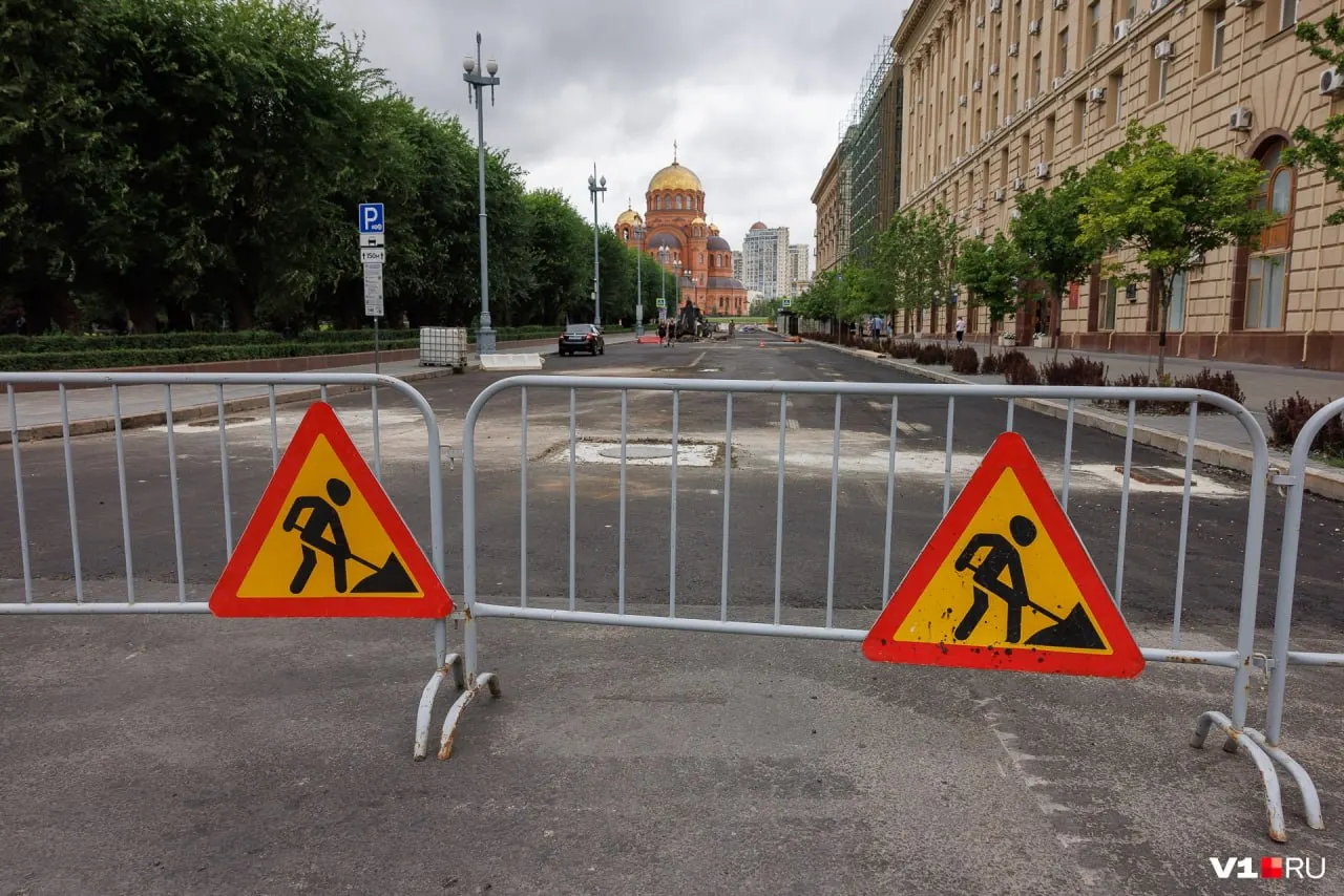 На Аллее Героев в Волгограде начали перекладывать асфальт и заменять крышки люков. В мэрии заявили, что МБУ «Северное» меняет ливневую канализацию — работы должны были завершиться 22 июля.