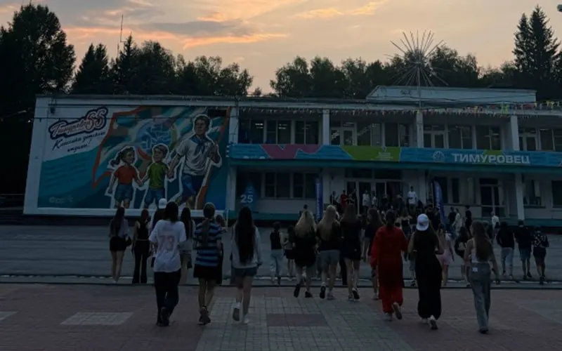 Пять детских лагерей, входящих в муниципальную сеть «Формула Успеха», перевели в режим ограничений: запретили посещения и передачу продуктов после ухудшения санитарной обстановки. Ранее в лагере «Чкаловец» зафиксировали вспышку энтеровирусной инфекции, несколько детей были госпитализированы.