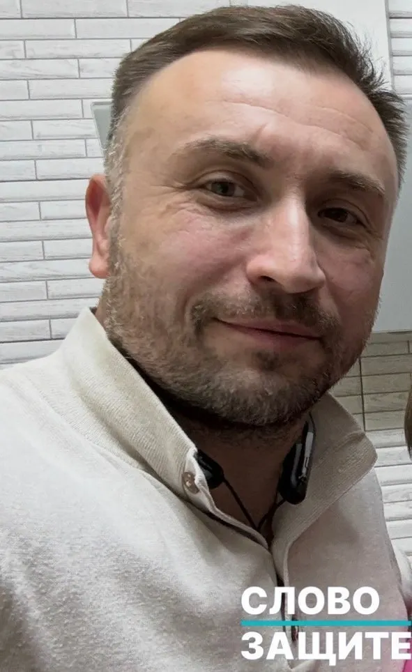 В Краснодарском крае задержан мужчина 1980 года рождения, в отношении которого возбуждено дело о госизмене. Следствие утверждает, что он передавал данные о ПВО, нефтехранилищах и воинской части; родственники сообщают о насилии и повторных задержаниях.