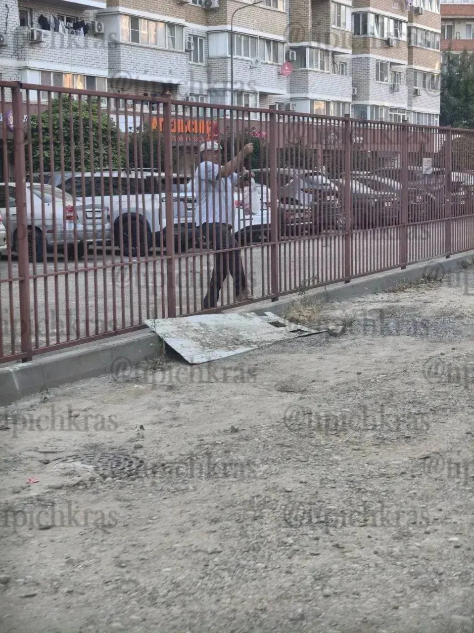 Часть жильцов оградила придомовую территорию, чтобы не пускать туда людей, которые приходят пить на лавочки. Соседи жалуются на неудобства и вынужденные обходы.
