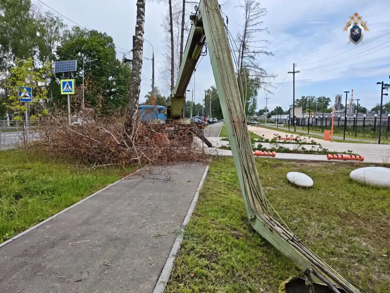 Мужчина скончался на месте после того, как на него упал автомобильный кран с платформой; по факту возбуждено уголовное дело о причинении смерти по неосторожности.