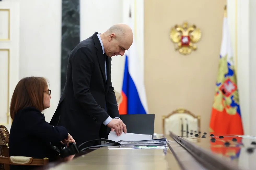 Упрощение процедур в сфере бюджета даёт Минфину гибкость в краткосрочном финансировании дефицита, но подрывает предсказуемость фискальной политики, повышает риски инфляции и удорожания денег и делает экономику менее инвестиционно-привлекательной.