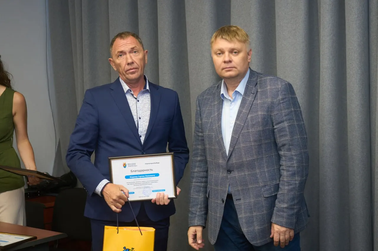 Трое сотрудников ЕДДС и неравнодушные жители помогли пострадавшим выбраться на берег после инцидента 10 июля; спасателей отметили наградами.