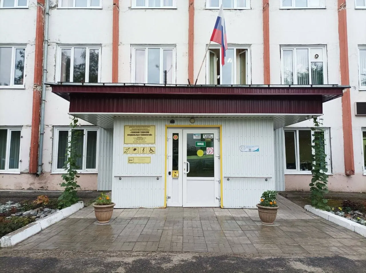 Житель Томска проверил укрытие в здании техникума на улице Войкова — калитка закрыта, указателей снаружи нет; по официальной карте в городе 11 оборудованных укрытий.