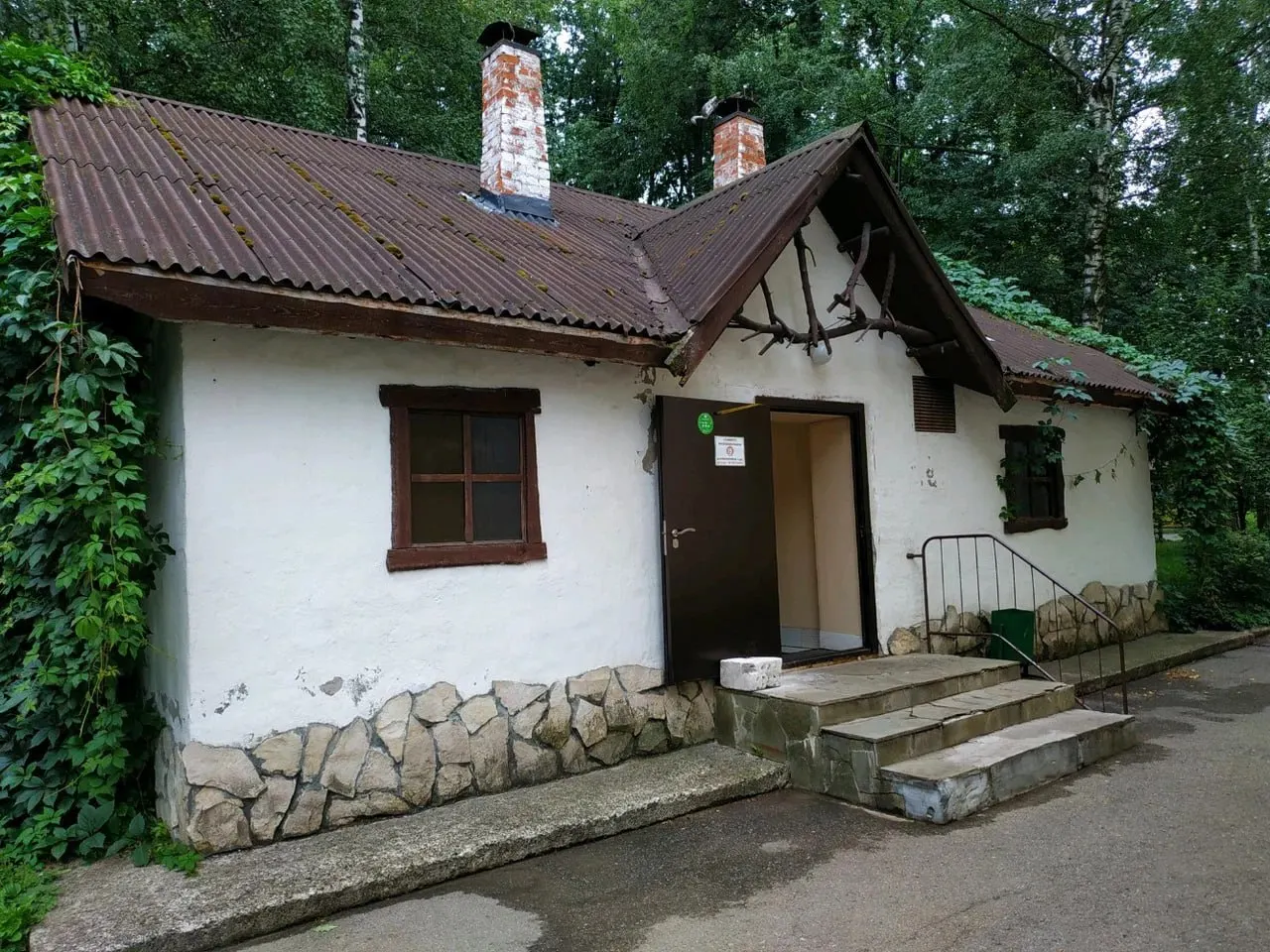 Муниципальное отдельно стоящее здание площадью 55,8 м² в Парке Горького предложили в аренду с начальной ставкой 51 300 ₽; заявки принимают до 22 июля.