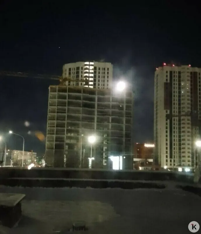 Историк принял яркий шлейф в небе за падающий объект и даже вспомнил случай 1812 года. Эксперт по астрономии считает, что на фотографиях — блики на стекле, а не космическое явление.