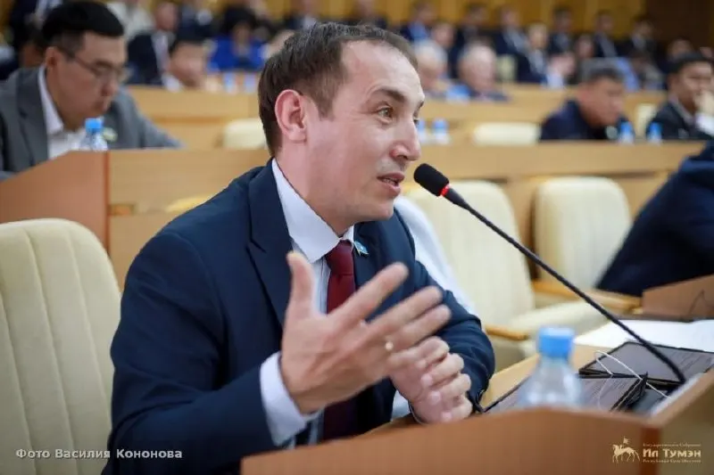 На сайте Якутского городского суда появилась карточка административного дела по статье о возбуждении ненависти в отношении человека с теми же ФИО, что и у экс‑депутата Александра Иванова. Ранее ему присвоили статус иноагента и уже выписали штраф.