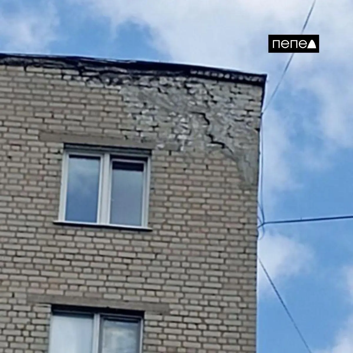 Капитальный ремонт повреждённого почти девять месяцев назад дома в Белгороде приостановили: крыша не доведена до ума, из‑за этого в квартиры затекает вода, на фасаде появились трещины, а жильцы жалуются на формальные ответы от ответственных организаций.