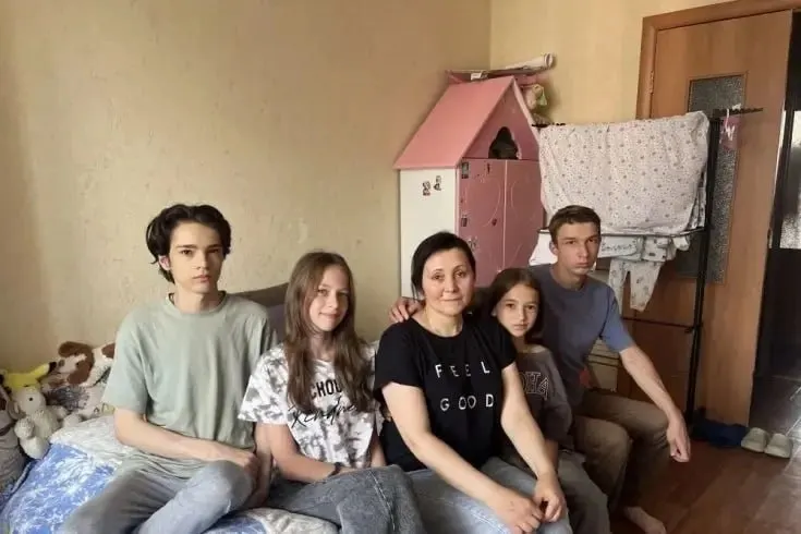 Из‑за отсутствия подтверждающего документа о малоимущем статусе многодетная семья рисковала потерять муниципальную арендуемую квартиру; выселение приостановили после вмешательства городских властей и прокуратуры.