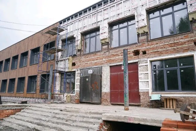В 2024 году обещали открыть отремонтированную школу курорта Шерегеш. За два года потратили 500 млн рублей, здание всё ещё в непригодном состоянии; планируют вложить ещё около 300 млн, сроки начала занятий пока неясны.