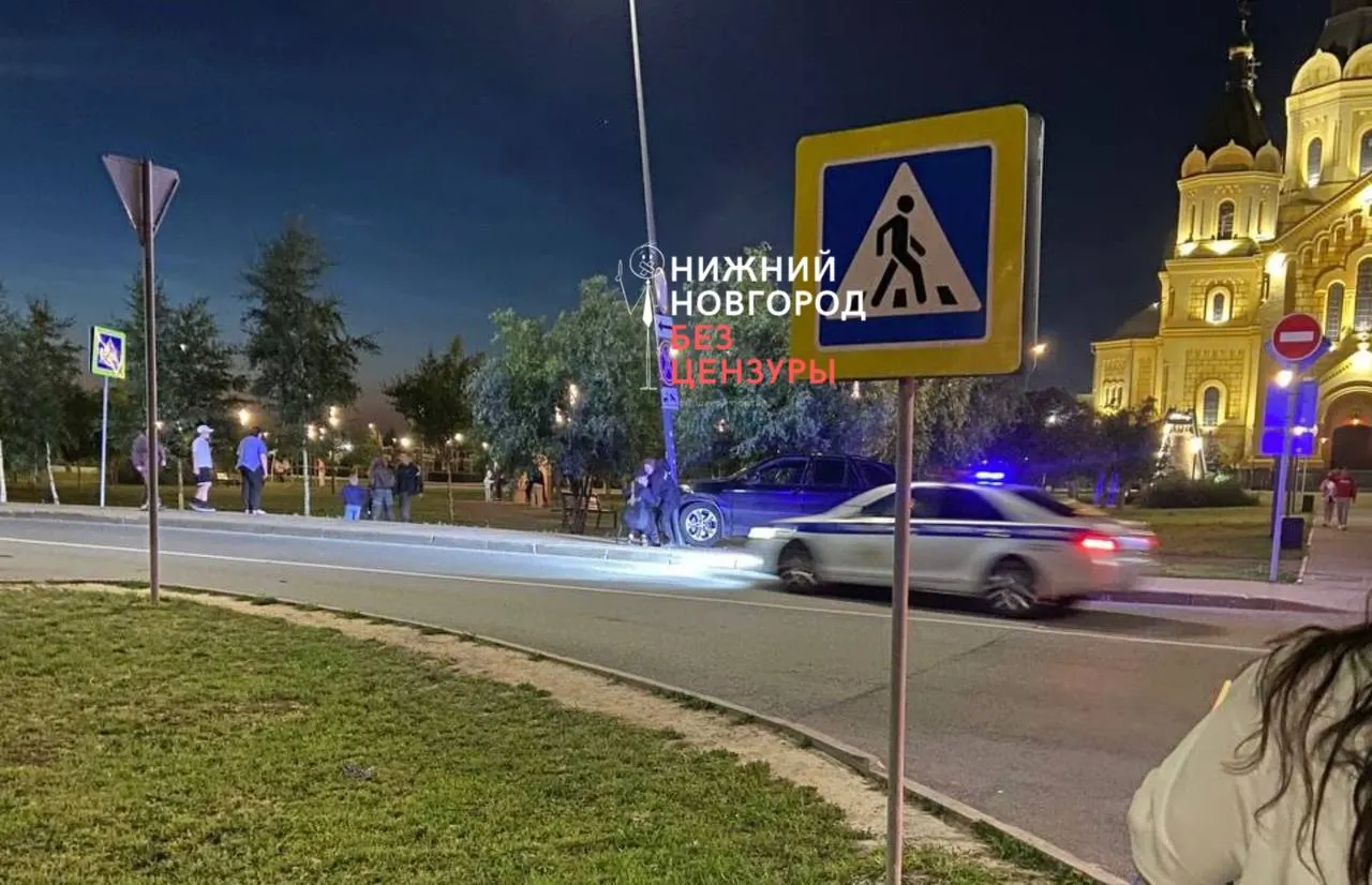 Во время закрытия улиц на Стрелке водитель не подчинился требованиям ДПС, чуть не задавил инспектора и врезался в фонарный столб; нарушителя задержали очевидцы.