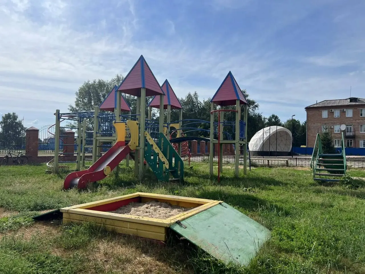 После проверки прокуратуры в селе Зырянское (Томская область) отремонтировали игровую площадку: уложили ударопоглощающее покрытие, убрали загрязнённый песок и установили информационные таблички.