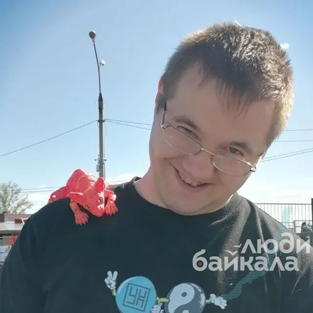 Военный суд в Иркутске признал 25‑летнего жителя Байкальска виновным в вовлечении несовершеннолетних в систематическое употребление алкоголя. По данным следствия, в день вечеринки он приобрёл спиртное для подростков; затем его младший брат совершил нападение, в результате которого четверо людей погибли, ещё четверо были ранены. По совокупности преступлений мужчине назначили 16 лет колонии строгого режима и лишили права работать с несовершеннолетними на 15 лет.
