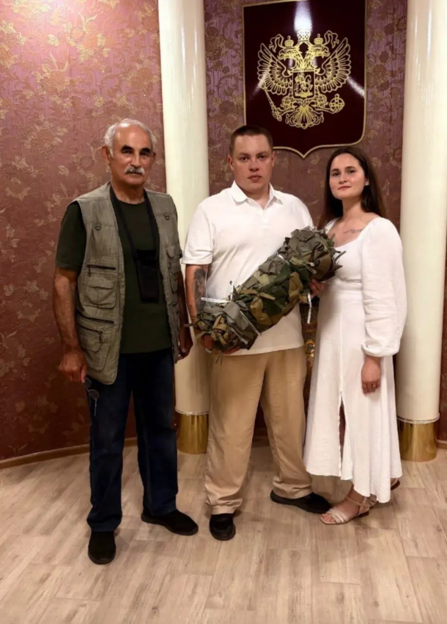 В Удмуртии в городском ЗАГСе Глазова молодожёнам стали вручать маскировочные сети. В администрации объяснили, что это символический жест и способ познакомить участников СВО с волонтёрской организацией, которая помогает бойцам.