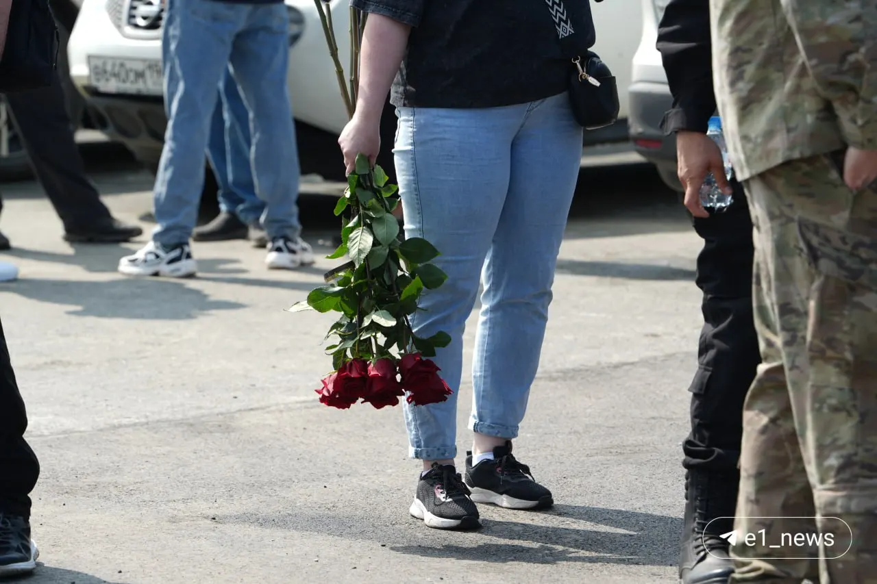 Наталия Волкова скончалась 16 июня в 42 года. У Нижне-Исетского кладбища простились десятки волонтёров, активистов и близких — отряд обещает продолжить её работу по поиску пропавших.