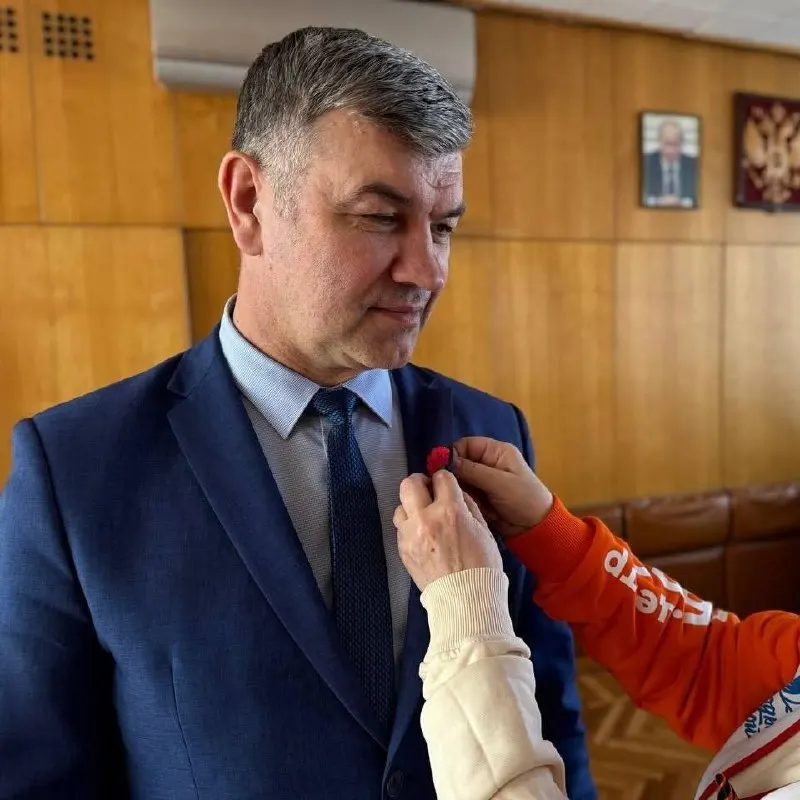 Министра промышленности и торговли Андрея Гончарова, обвиняемого в завышенных закупках для участников СВО, освободили из СИЗО и поместили под домашний арест; прокуратура намерена обжаловать решение суда.