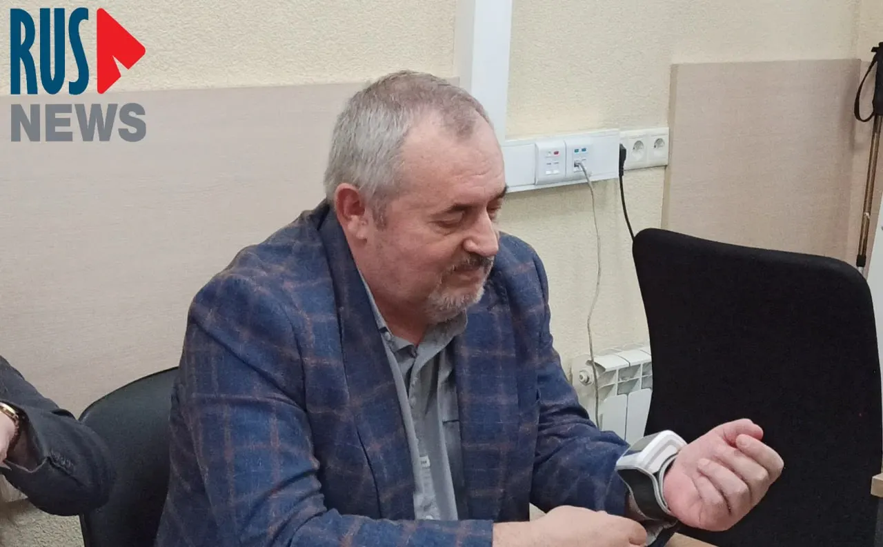 Адвокат сообщила, что у политика-инвалида второй группы резко поднялось давление (свыше 190). Суд удовлетворил ходатайство и вызвал бригаду скорой помощи.