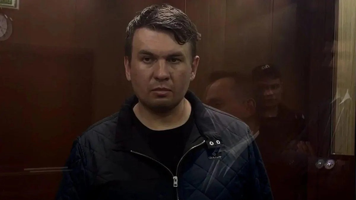 Адвокат сообщил, что блогера привезли в клинику Сербского; его паспорт временно изъяли и вернули только после вмешательства защитника.